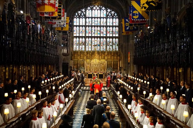 Keluarga Kerajaan mengikuti saat peti mati Ratu Elizabeth II dibawa ke Kapel di Layanan Komitmen untuk Ratu Elizabeth II Inggris di Kapel St George di dalam Kastil Windsor pada Senin (19/9/2022). Foto: Jonathan Brady / POOL / AFP