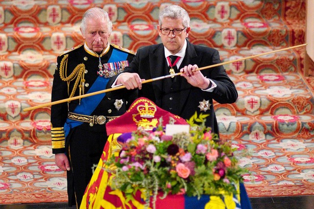 Raja Charles III (kiri) menyaksikan saat Lord Chamberlain mematahkan Tongkat Kantornya di Layanan Komitmen untuk Ratu Elizabeth II yang diadakan di Kapel St George di Kastil Windsor pada Senin (19/9/2022). Foto: Ben Birchall / POOL / AFP