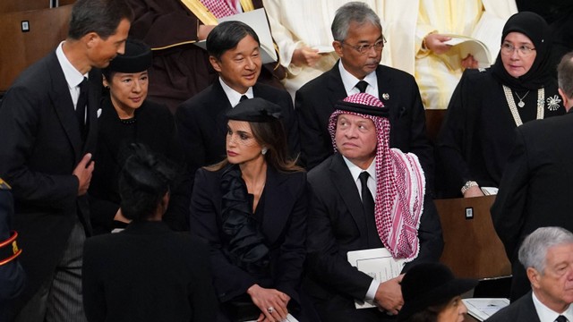 Raja Abdullah II dan Ratu Rania Al-Abdullah dari Yordania menghadiri Layanan Pemakaman Negara untuk Ratu Elizabeth II dari Inggris, di Westminster Abbey di London pada Senin (19/9/2022). Foto: Gareth Fuller / POOL / AFP