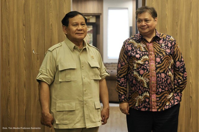 Menteri Pertahanan Republik Indonesia Prabowo Subianto menemui Menteri Koordinator Bidang Perekonomian Airlangga Hartarto di kantor Kemenko Perekonomian, Jakarta, Senin (19/9). Foto: Dok. Tim Media Prabowo Subianto