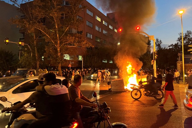 Aksi protes untuk Mahsa Amini, seorang wanita yang meninggal setelah ditangkap oleh "polisi moral" republik Islam itu, di Teheran, Iran, Senin (19/7/2022). Foto: AFP
