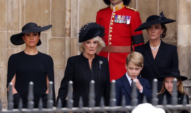 Meghan Markle, Pemaisuri Camilla Permaisuri Inggris, Pangeran George, Kate Middleton, dan Putri Charlotte saat mereka meninggalkan Westminster Abbey di London, Senin (19/9/2022). Foto: Tim Merry/POOL/AFP