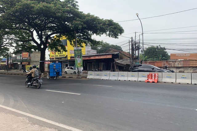 Kondisi arus lalu lintas Jalan Alternatif Cibubur, Cileungsi, Bogor terlihat lengang pada Selasa (20/9). Foto: Rinjani Meisa/kumparan