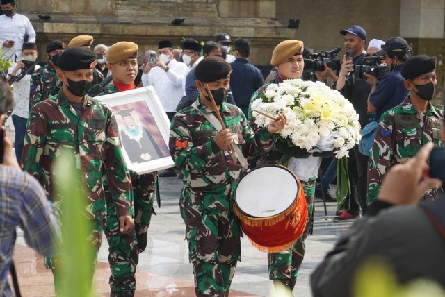 Suasana pemakaman Ketua Dewan Pers Azyumardi Azra di TMP Kalibata, Jakarta pada Selasa (20/9). Foto: Iqbal Firdaus/kumparan