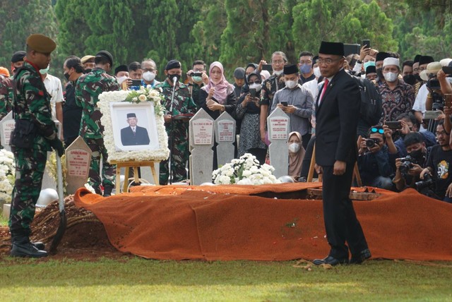 Suasana pemakaman Ketua Dewan Pers Azyumardi Azra di TMP Kalibata, Jakarta pada Selasa (20/9). Foto: Iqbal Firdaus/kumparan