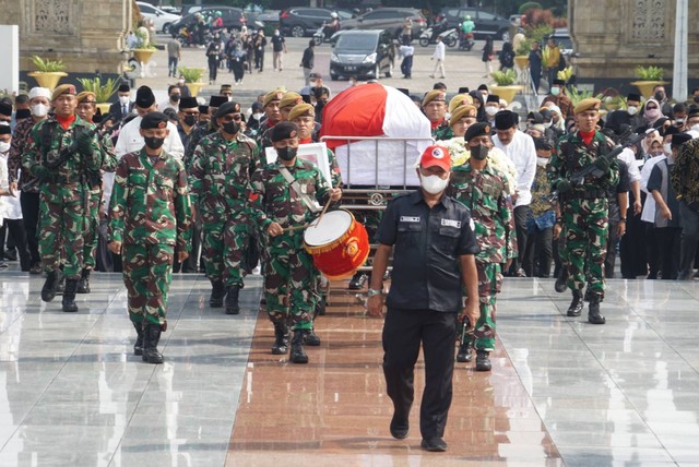 Suasana pemakaman Ketua Dewan Pers Azyumardi Azra di TMP Kalibata, Jakarta pada Selasa (20/9). Foto: Iqbal Firdaus/kumparan