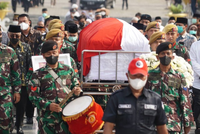 Suasana pemakaman Ketua Dewan Pers Azyumardi Azra di TMP Kalibata, Jakarta pada Selasa (20/9). Foto: Iqbal Firdaus/kumparan