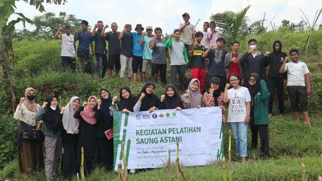 Foto bersama antara Saung Astan, kelompok tani, dan pakar Tani Center IPB. Foto: PPK Ormawa DPM FEM