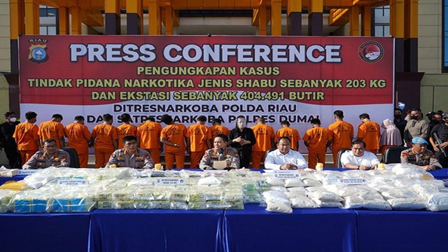 Kepala Kepolisian Daerah Riau, Irjen Pol Mohammad Iqbal, didampingi Kabidhumas Polda Riau, Kombes Pol Sunarto, saat pengungkapan kasus peredaran narkoba. (DEFRI CANDRA/SELASAR RIAU)