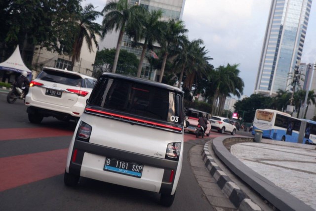 Mobil listrik Wuling air ev di perkotaan. Foto: Aditya Pratama Niagara/kumparan