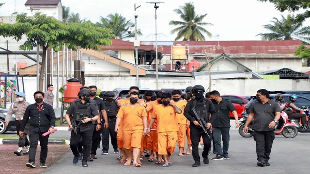 16 orang tersangka peredaran narkoba di Riau (DEFRI CANDRA/SELASAR RIAU)