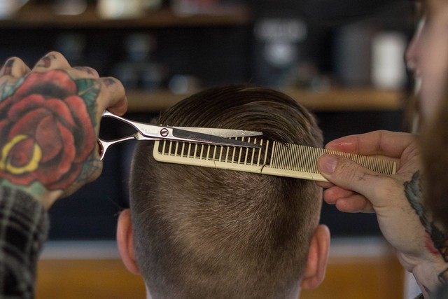 Ilustrasi Two Block Haircut. Foto: Jonathan Cooper/Unsplash