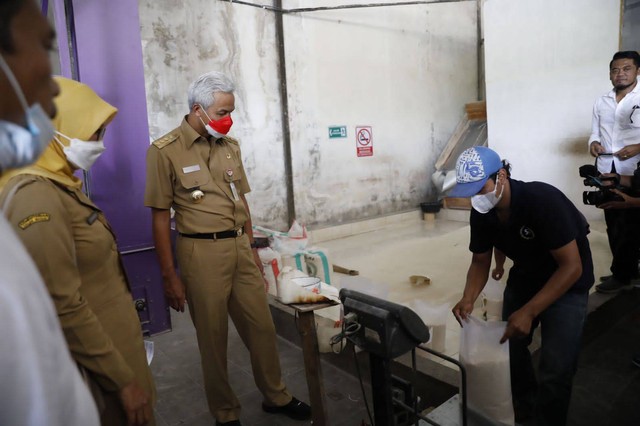 Gubernur Jawa Tengah Ganjar Pranowo meninjau gudang beras Srinuk di Desa Kepanjen, Kecamatan Delanggu, Kabupaten Klaten, Senin (19/9/2022). Foto: Dok. Istimewa