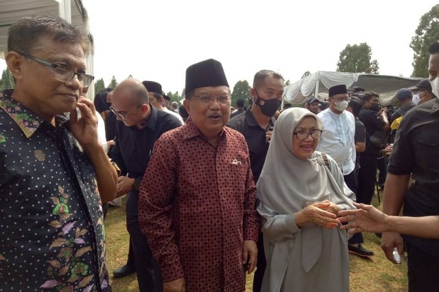 Mantan Wakil Presiden Jusuf Kalla dan Mufidah Jusuf Kalla di pemakaman Azyumardi Azra di TMP Kalibata, Jakarta Selatan, Selasa (20/9). Foto: Ananta Musa/kumparan