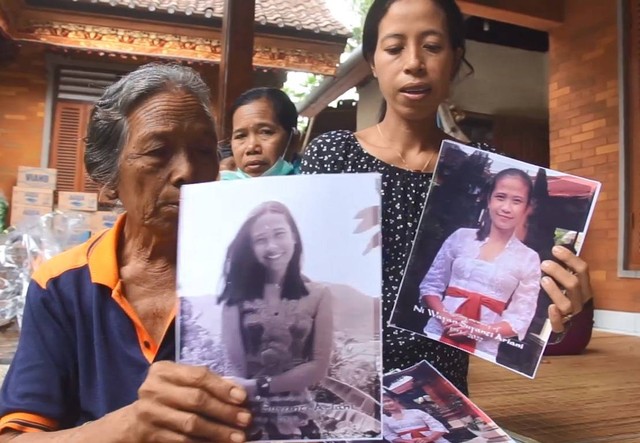 Keluarga korban di Klungkung, Bali menunjukkan foto Ni Wayan Suyanti Ariani - KRI