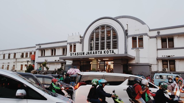 Rute Stasiun Cilebut ke Jakarta Kota, Foto: Unsplash/Yulia Agnis