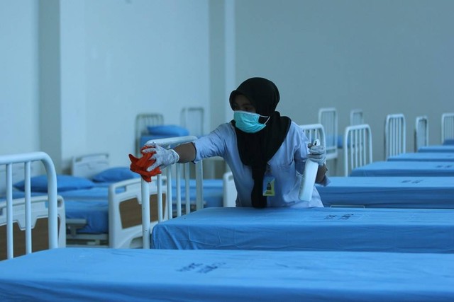 Ilustrasi, tenaga kesehatan membersihkan ranjang pasien di salah satu ruang isolasi di RS Jiwa Menur, Surabaya, Jawa Timur. Foto: ANTARA FOTO/Moch Asim