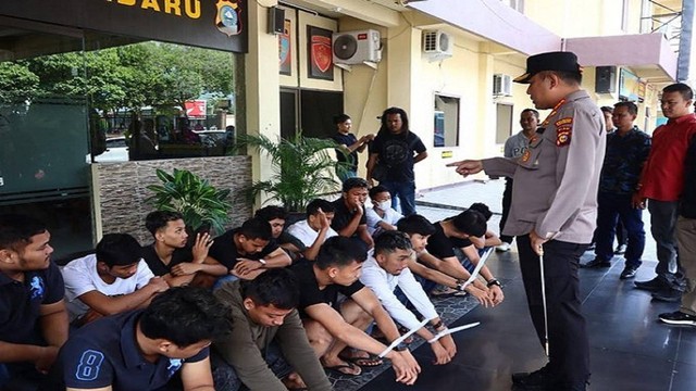Belasan pemuda di Pekanbaru diduga geng motor diamankan polisi (Dok. Polresta Pekanbaru)