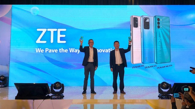 CEO Erajaya, Joy Wahyudi, dan Senior Vice President, Asia & CIS, ZTE Corporation, Mei Zhonghua, resmi meluncurkan tiga HP ZTE baru di Indonesia. Foto: Farren Sahertian/kumparan