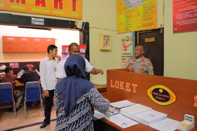 Asisten Pratama Ombudsman Malut, Dian Megawati Tukuboya, saat melakukan pemeriksaan serta memberi penilaian terkait standar pelayanan kepatuhan di Polres Kepulauan Sula. Dok: Humas Polres Kepulauan Sula.