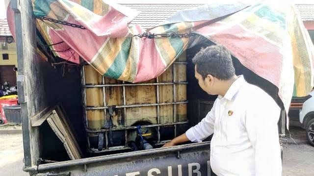 Polisi menunjukkan tandon air yang dipakai angkut solar. Foto: Kepolisian Resor Aceh Timur