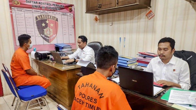 Polisi memeriksa dua pengangkut solar. Foto: Kepolisian Resor Aceh Timur