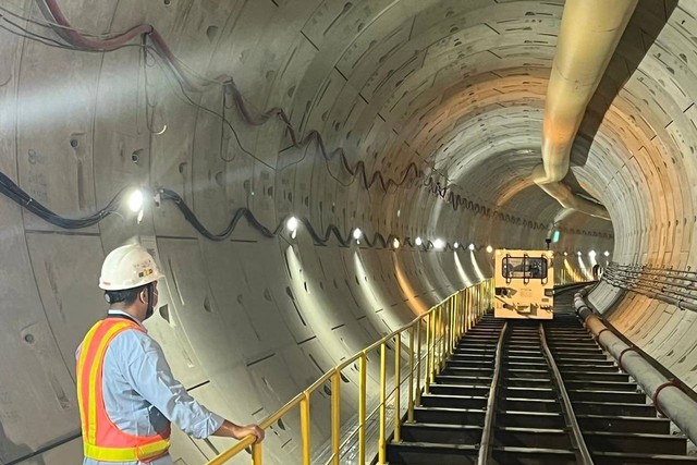 Progres pembangunan terowongan stasiun MRT di Monas, Jakarta Pusat, Selasa (20/9/2022). Foto: Haya Syahira/kumparan