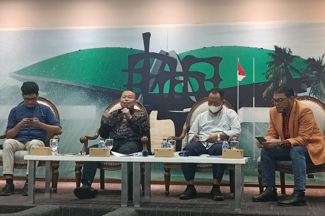 Arsul Sani (dua dari kiri), Suparji Ahmad (3 dari kiri) dan Muhammad Nasrul Djamil (kanan) dalam diskusi bertajuk "Menakar Urgensi RUU Perampasan Aset" di Kompleks Parlemen Jakarta, Selasa (20/9/2022). Foto: Zamachsyari/kumparan