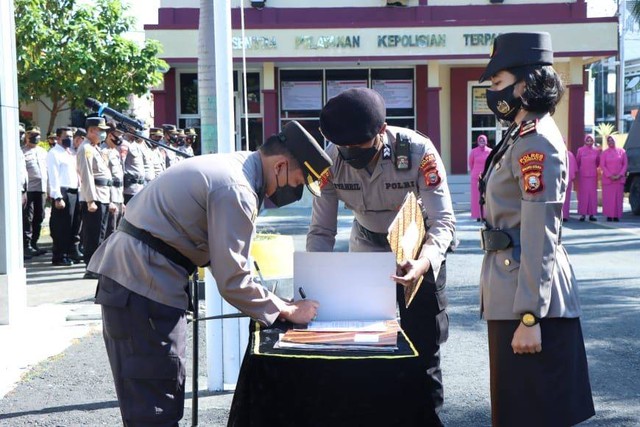 Kapolsek Ternate menandatangani Sertijab Kapolsek Pulau Ternate. Foto: Istimewa