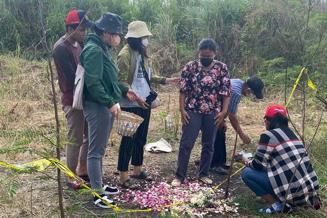 Keluarga Iwan Budi Paulus saat melalukan tabur bunga di lokasi penemuan mayatnya. Foto: Intan Alliva Khansa/kumparan