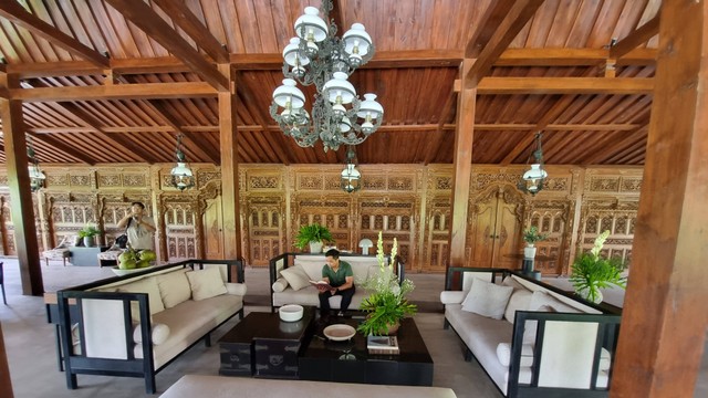 Bagian depan rumah adat Jawa yang memadukan antara desain limasan dengan desain interior bergaya modern. FOTO: Fernando Fitusia