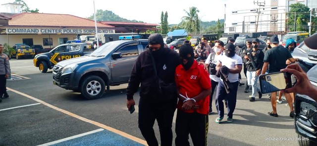 Diduga Lakukan Makar, 3 Pejabat Negara Federal Republik Papua Barat Digiring ke Polres Sorkot, Selasa (20/9)