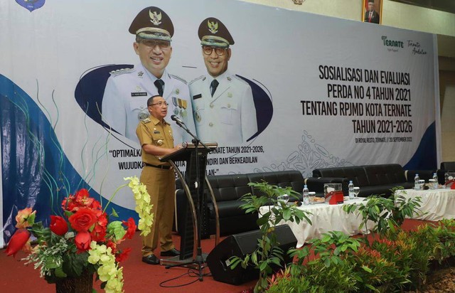 Wali Kota Ternate, M. Tauhid Soleman, saat memberi sambutan dalam sosialisasi dan evaluasi Perda Nomor 4 Tahun 2021 tentang RPJMD Kota Ternate tahun 2021-2026 di Rosal's Resto. Foto: Istimewa