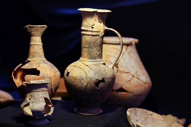 Tembikar kendi hingga bejana ditemukan di situs arkeologi Israel, diduga untuk penyimpanan opium abad ke-14 SM. Foto: Ronen Zvulun/REUTERS