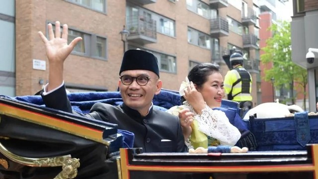 Duta Besar RI untuk Inggris Raya Desra Percaya bersama sang istri, Sari Percaya. Foto: KBRI London