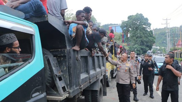 Wakapolda Papua Brigjen Pol Ramdani Hidayat saat menyambangi warga usai unjuk rasa pendukung Lukas Enembe di Taman Imbi Kota Jayapura. (Foto Humas Polda Papua)  