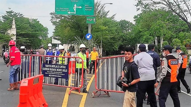 Pemasangan barikade di sekitar Jembatan Jurug oleh petugas Dishub Solo, Selasa (20/09/2022). FOTO: Agung Santoso 