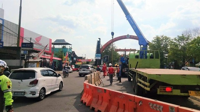 Pemasangan barrier di sekitar Jembatan Jurug, Solo, Selasa (20/09/2022). FOTO: Agung Santoso
