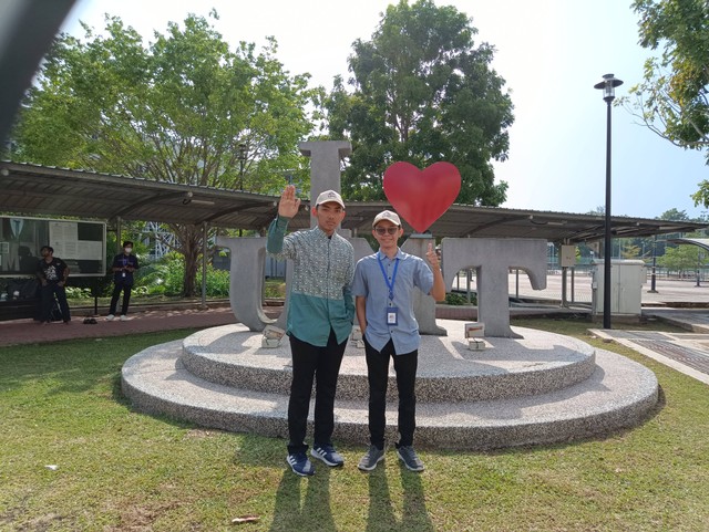 Foto bersama kawan di depan landmark Universiti Malaysia Terengganu