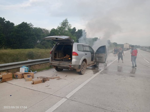 Kendaraan Mitsubishi Pajero yang terbakar di Tol Lampung. | Foto: PJR Ditlantas Polda Lampung