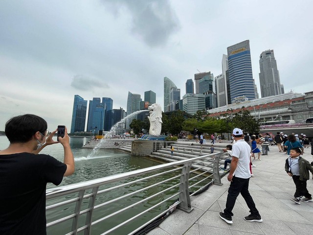 Deretan hotel dan apartemen mewah menjadi latar Merlion Park di Singapura. Foto: Anggita Aprilyani/kumparan