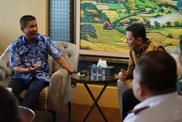 Pj Gubernur Aceh Achmad Marzuki (kanan) menemui Dirut PT Pelindo Arif Suhartono di Jakarta, Senin (22/8/2022). Foto: Humas BPPA