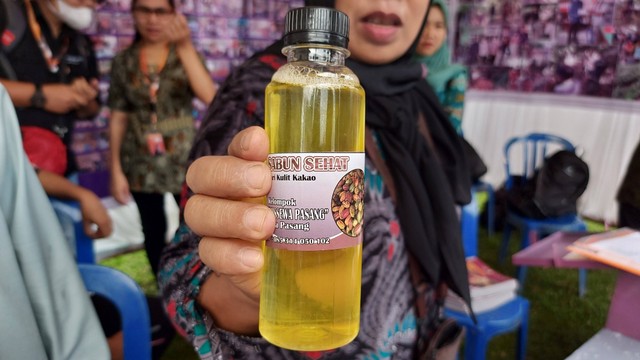 Sabun cuci piring dari kulit kakao karya kelompok ibu-ibu di Desa Pasang, Kabupaten Enrekang. Foto: Azalia Amadea/kumparan