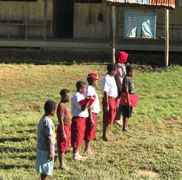 Anak-anak SD di Papua mencintai Indonesia (Foto: Polres Pegunungan Bintang)