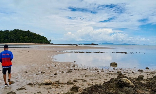 Salah satu sudut di Pantai Idaman, Desa Pekaka saat air laut surut. (Foto: Ruzi/Batamnews)