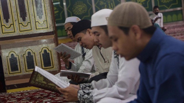 Umat Islam membaca Al Quran bersama-sama di Masjid Raya Nurul Islam, Palangka Raya, Kalimantan Tengah, Rabu (27/4/2022). Foto: Makna Zaezar/Antara Foto.