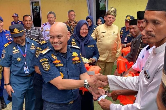 KSOP Serahkan Ratusan E-Pas Kecil Kapal Penangkap Ikan Kepada Nelayan ...