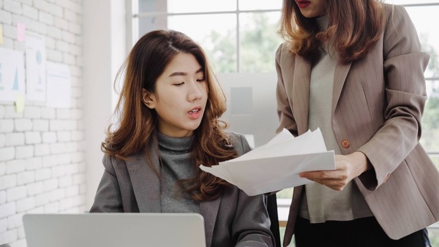 Ilustrasi perempuan di tempat kerja. Foto: Tirachard Kumtanom/Shutterstock