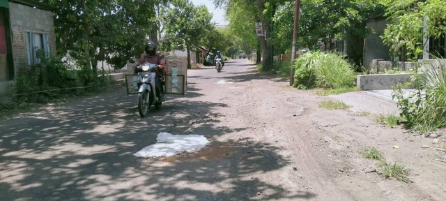 Jalan Kabupaten Jombang Rusak, Ditambal Warga dengan Karung