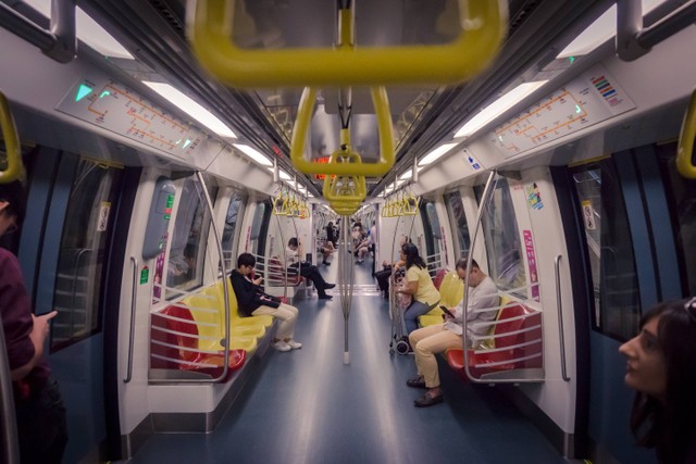 Ilustrasi Ke FX Sudirman Naik MRT Turun Di Mana, Foto: Unsplah/Kit Suman